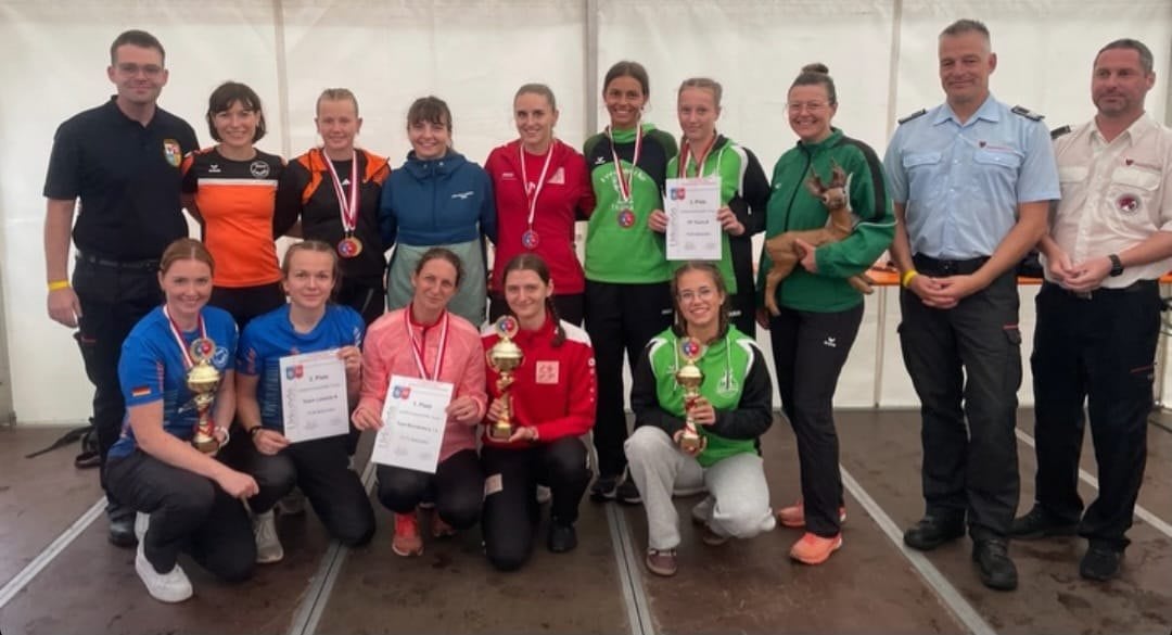Sportlerinnen mit Pokalen und Urkunden bei der Siegerehrung des Deutschland-Cups