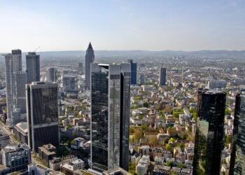 Skyline von Frankfurt am Main mit den Hochhäusern des Bankenviertels