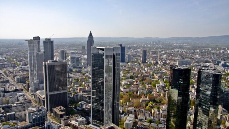 Skyline von Frankfurt am Main mit den Hochhäusern des Bankenviertels