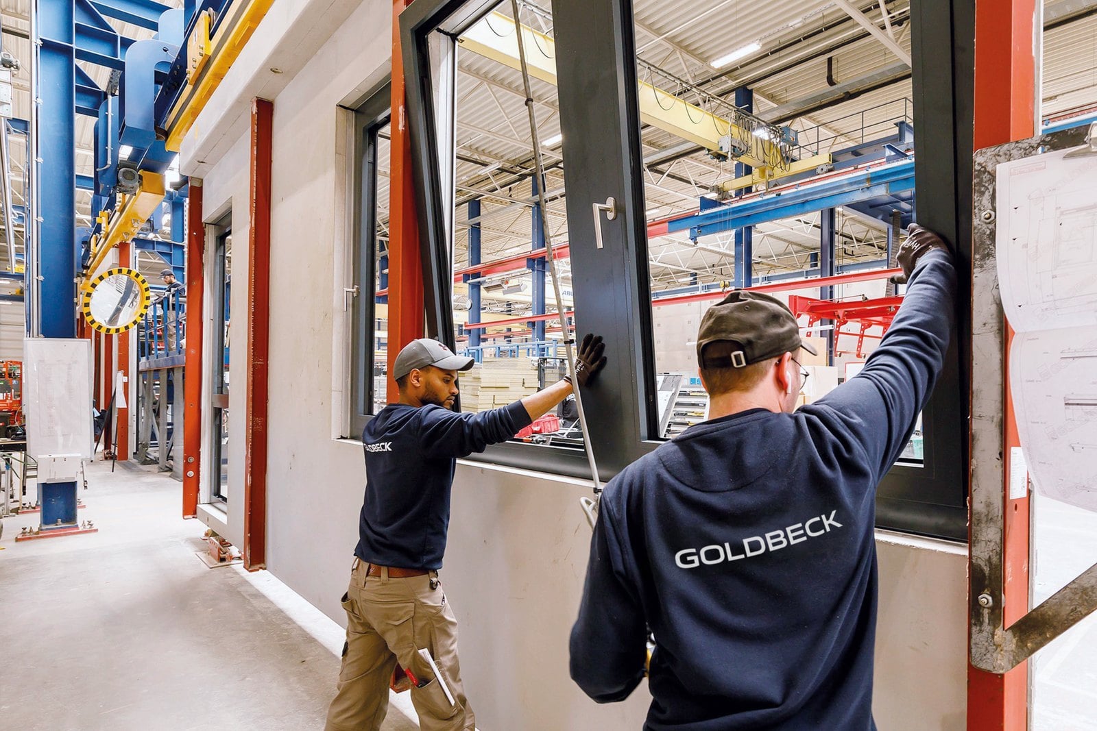 Reihe vorgefertigter Außenwandelemente in einem Goldbeck-Werk