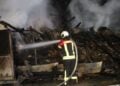 Feuerwehr löscht ausgebranntes Nebengebäude in Neupetershain