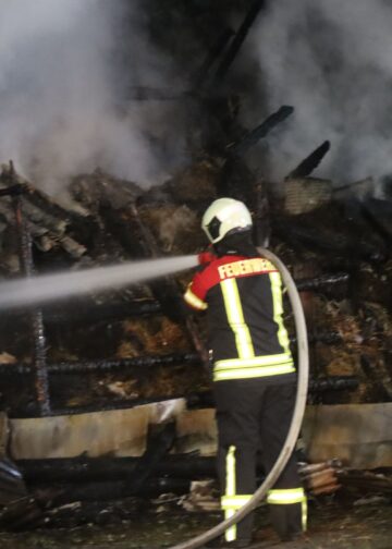 Feuerwehr löscht ausgebranntes Nebengebäude in Neupetershain