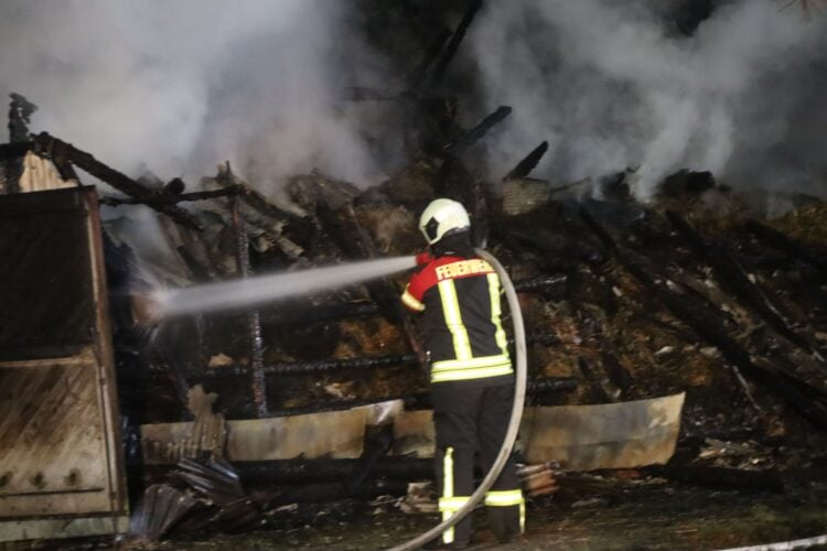 Feuerwehr löscht ausgebranntes Nebengebäude in Neupetershain