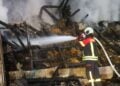 Feuerwehrmann unter Atemschutz bei Löscharbeiten in Neupetershain