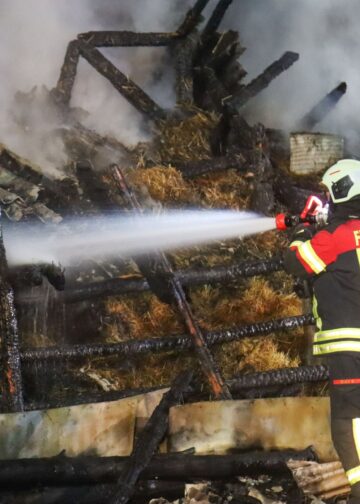 Feuerwehrmann unter Atemschutz bei Löscharbeiten in Neupetershain