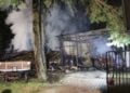 Feuerwehrfahrzeug im Einsatz beim Großbrand in Neupetershain