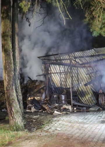 Feuerwehrfahrzeug im Einsatz beim Großbrand in Neupetershain