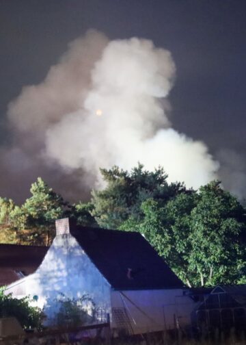 Rauchsäule über dem Brandort in Neupetershain