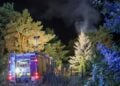 Feuerwehrfahrzeuge am nächtlichen Einsatzort in Neupetershain
