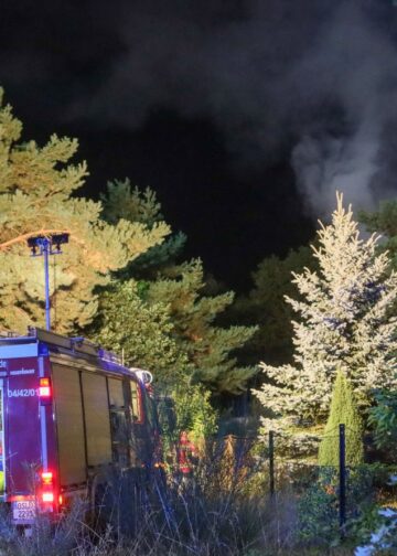 Feuerwehrfahrzeuge am nächtlichen Einsatzort in Neupetershain