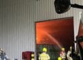 Brennender Sperrmüllhaufen in einer Recyclinghalle bei Finsterwalde
