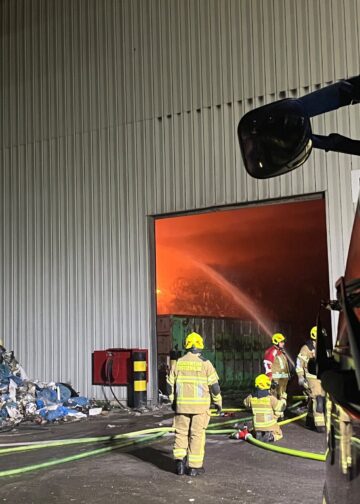 Brennender Sperrmüllhaufen in einer Recyclinghalle bei Finsterwalde