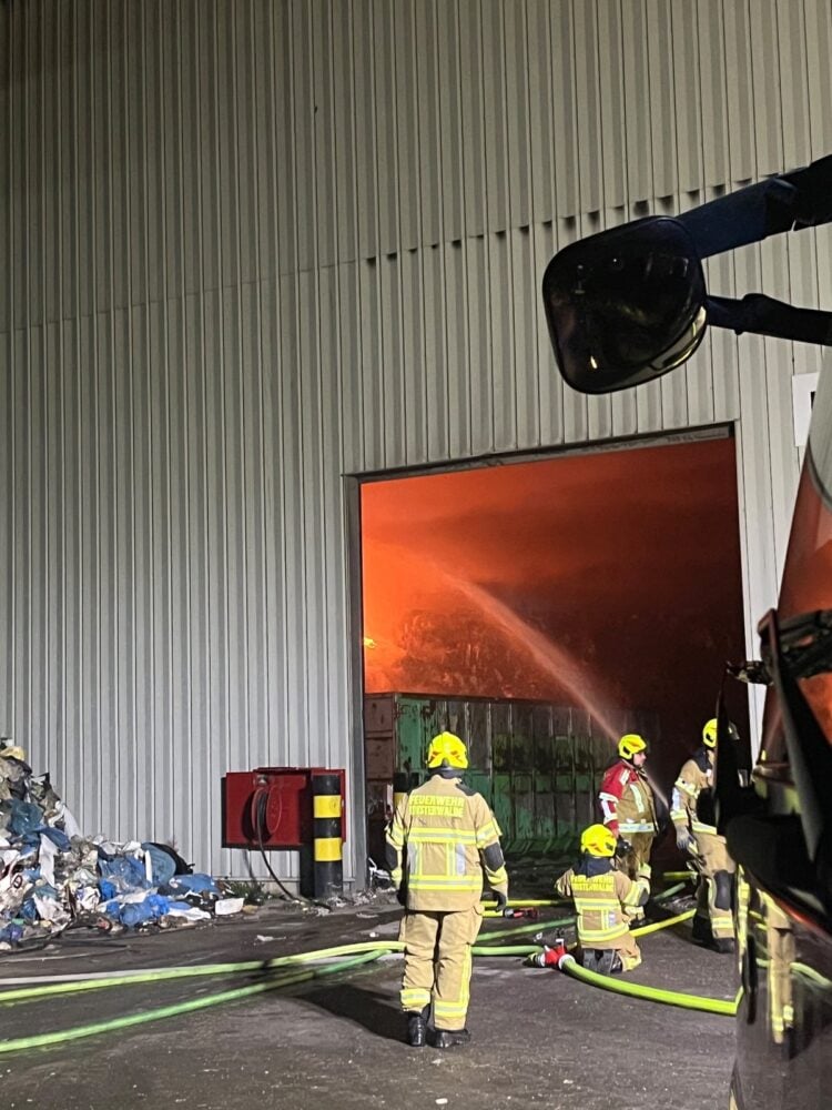 Brennender Sperrmüllhaufen in einer Recyclinghalle bei Finsterwalde