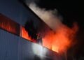 Flammen und Rauch dringen aus einer Lagerhalle in Finsterwalde