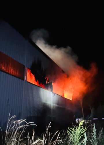 Flammen und Rauch dringen aus einer Lagerhalle in Finsterwalde