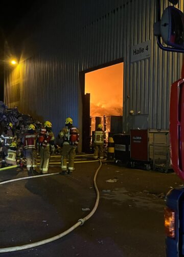 Tragbarer Löschmonitor im Einsatz vor der brennenden Halle