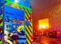 Feuerwehrmann an einem Löschfahrzeug der Feuerwehr Finsterwalde