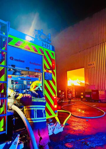 Feuerwehrmann an einem Löschfahrzeug der Feuerwehr Finsterwalde