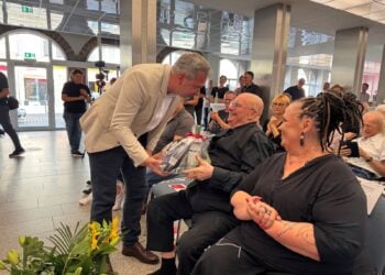 Oberbürgermeister Tobias Schick überreicht Hans Scheuerecker ein Präsent