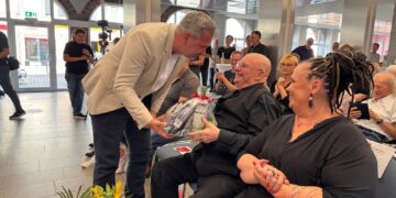 Oberbürgermeister Tobias Schick überreicht Hans Scheuerecker ein Präsent