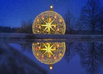 Beleuchtete Herrnhuter Sterne in der Parklandschaft des Findlingsparks Nochten