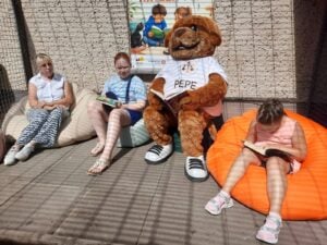 Kinder lesen Katzen vor im Tierheim Forst