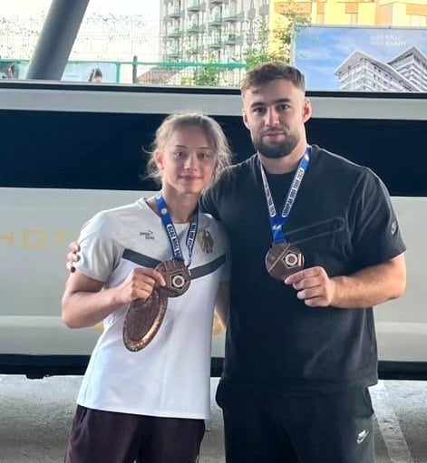 Nicole Stakhov und Vladimir Stark vom KSC ASAHI zeigen ihre Bronzemedaillen