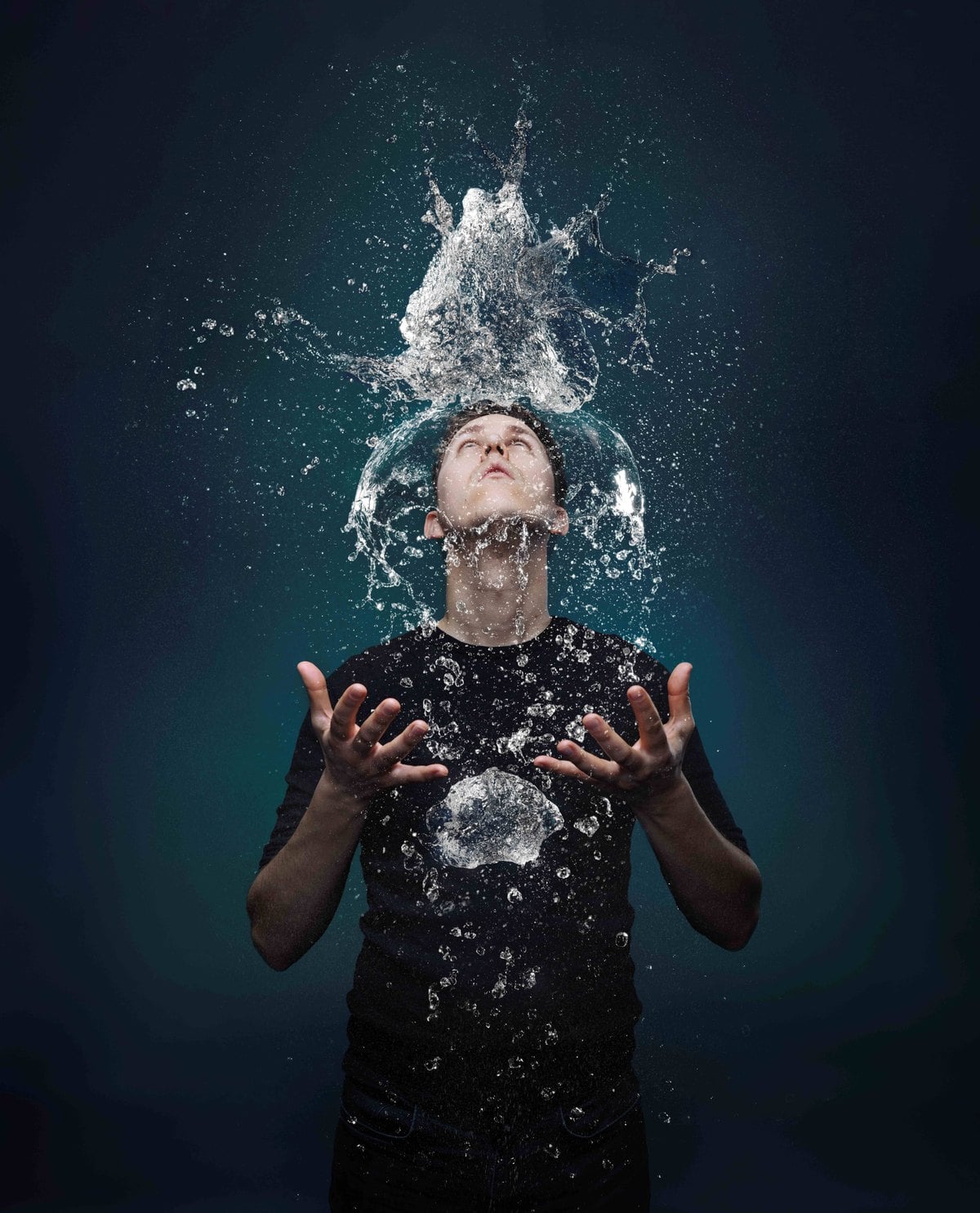 Der Percussionist Daan Wilms mit aufspritzendem Wasser über dem Kopf