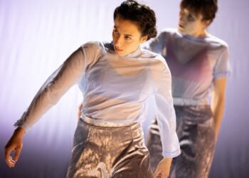 Zwei Tänzerinnen der Performance HERTZ auf der Bühne
