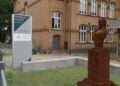 Bronzestatue vor dem Kunstgussmuseum in Lauchhammer