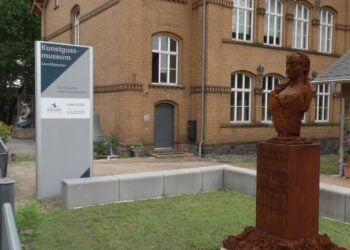 Büste vor dem Kunstgussmuseum in Lauchhammer