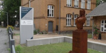 Büste vor dem Kunstgussmuseum in Lauchhammer