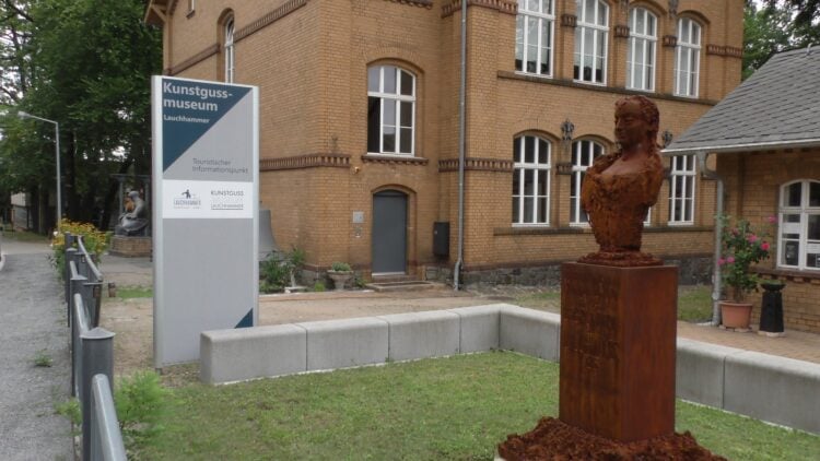 Büste vor dem Kunstgussmuseum in Lauchhammer