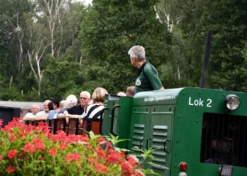 Besucher bei einer Rundfahrt mit der Ziegeleibahn während der Lausitzer Museumsnächte