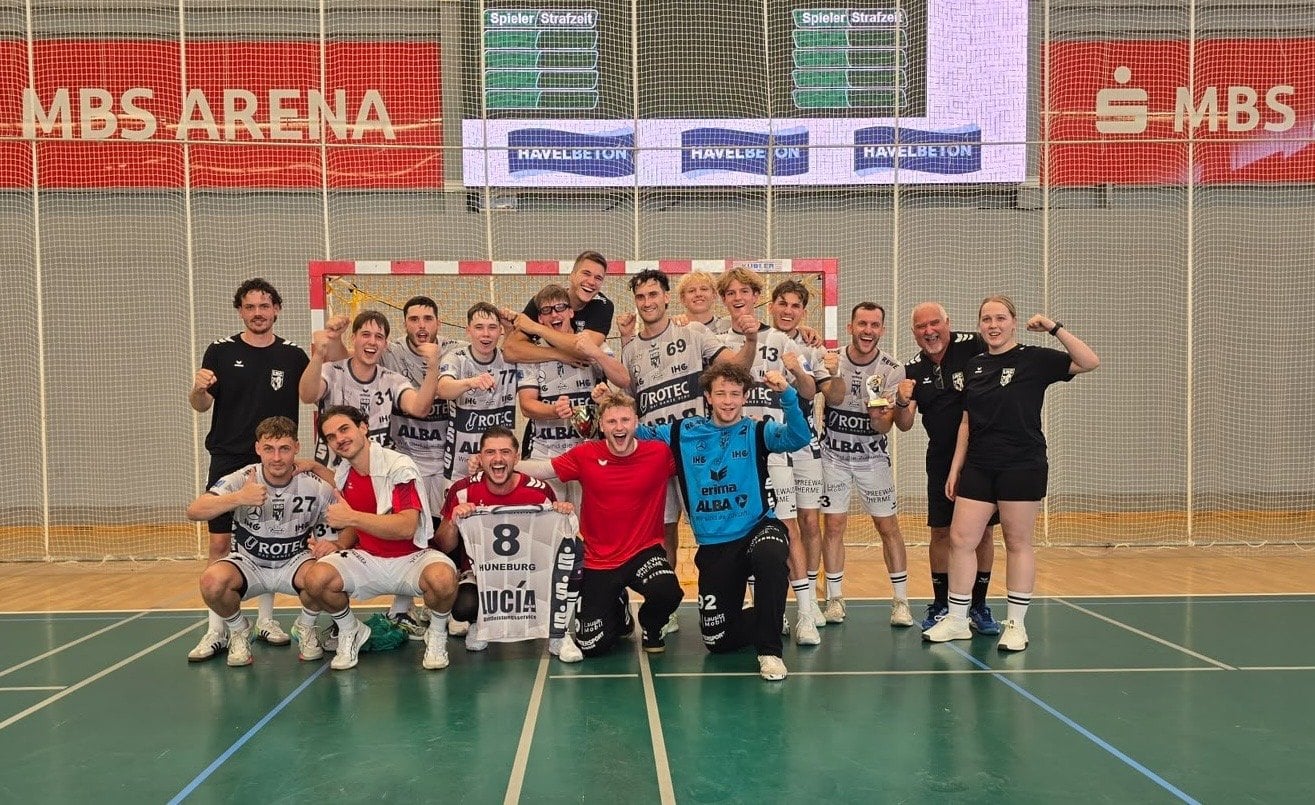 Die Mannschaft des LHC Cottbus posiert nach dem Turniersieg in der Halle
