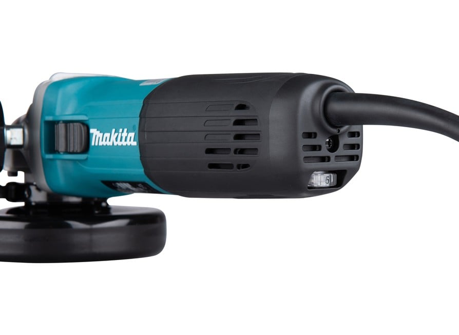Detailansicht des Griffbereichs eines Makita Winkelschleifers mit Lueftungsschlitzen