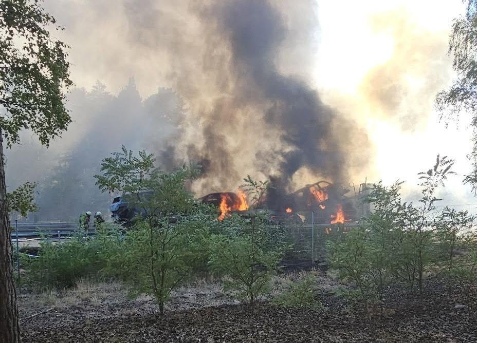 Hohe Flammen und schwarzer Rauch über der A15 bei Vetschau