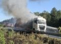 Feuerwehr löscht einen brennenden Autotransporter auf der A15
