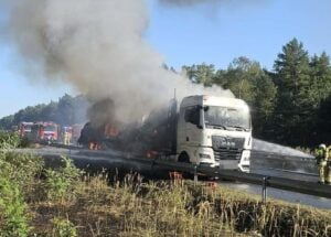 Lkw mit Autoladung brennt auf der A15 bei Vetschau