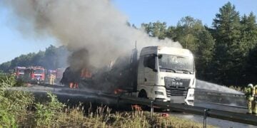 Feuerwehr löscht einen brennenden Autotransporter auf der A15