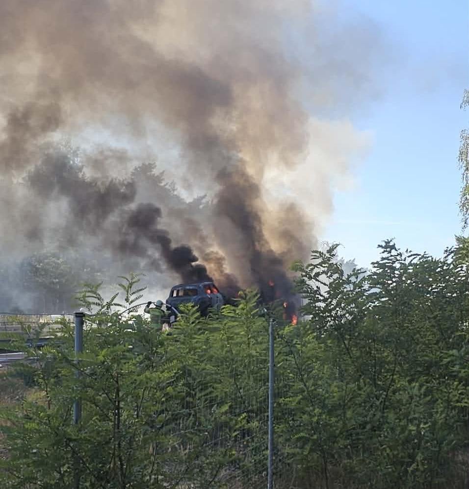 Dunkle Rauchsäule steigt über der A15 auf