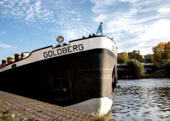 Bug des Kulturschiffs MS Goldberg mit Schriftzug am Ufer