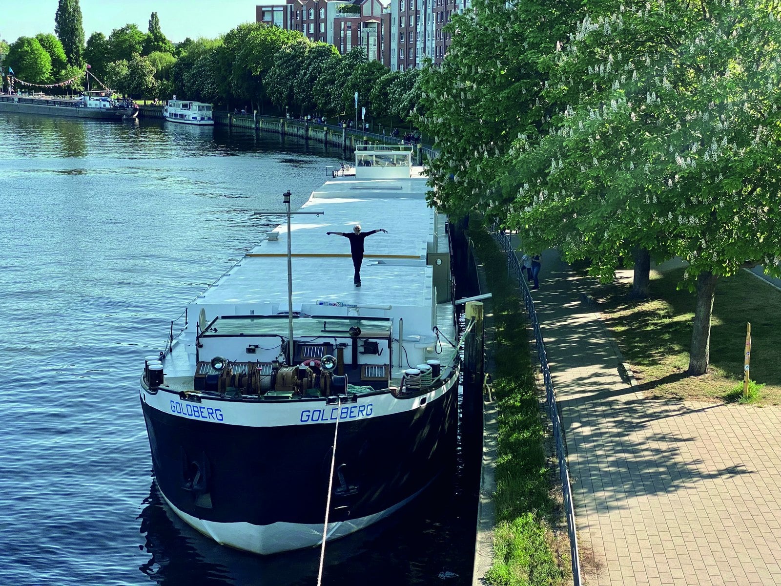 Das 67 Meter lange Kulturschiff MS Goldberg in voller Länge am Ufer