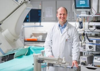 Prof. Pavel Strnad im weißen Kittel in einem Untersuchungsraum der MUL – CT