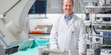 Prof. Pavel Strnad im weißen Kittel in einem Untersuchungsraum der MUL – CT
