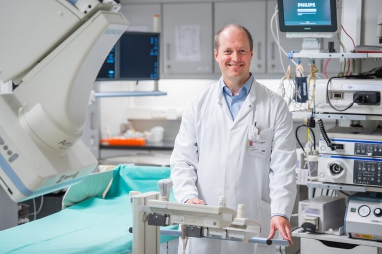 Prof. Pavel Strnad im weißen Kittel in einem Untersuchungsraum der MUL – CT