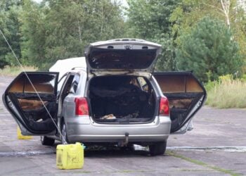 Ausgebranntes Auto auf dem alten Flugplatzgelände in Cottbus