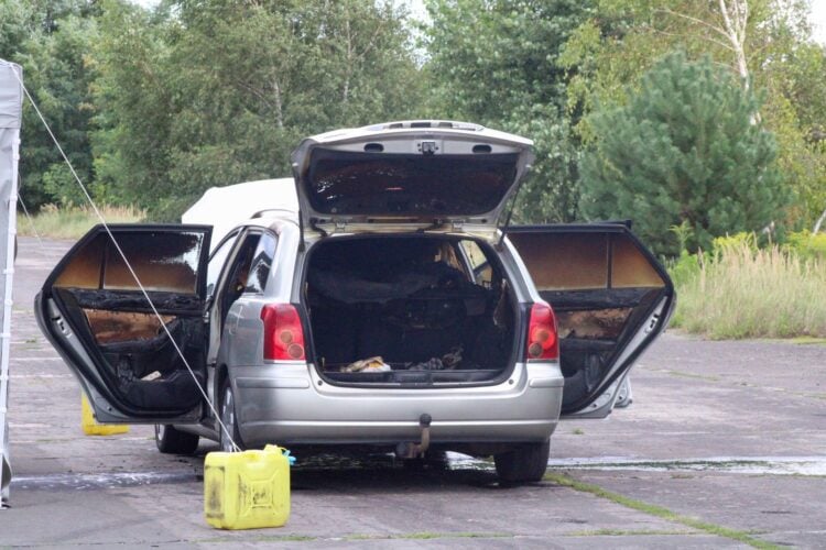 Ausgebranntes Auto auf dem alten Flugplatzgelände in Cottbus