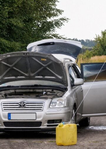 Ausgebranntes Auto mit geöffneter Motorhaube in Cottbus