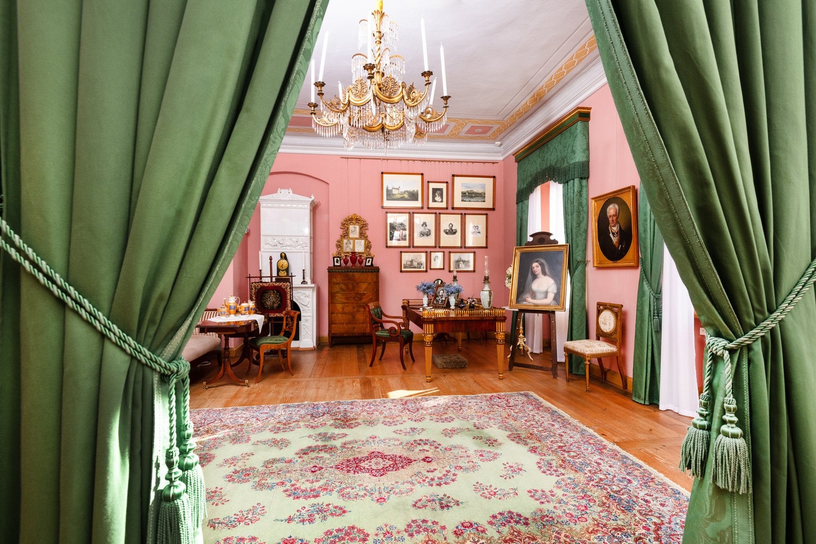 Blick in die Kleine Saalstube mit der Ausstellung Die Dame/n des Hauses